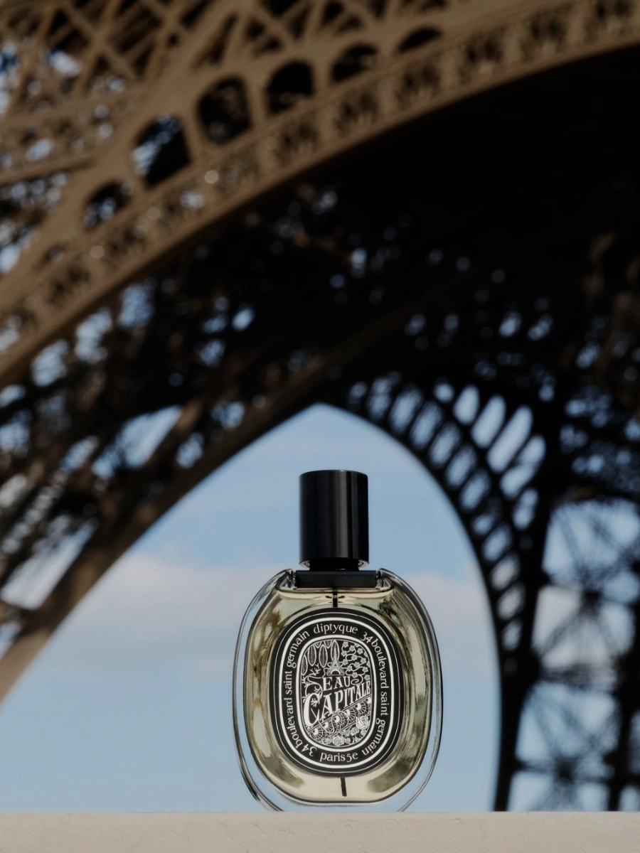 Eau Capitale - Eau de parfum - destination-paris_visuel_edp-eau-capitale_2024_2025x2700_rvb_hd_diptyque.webp