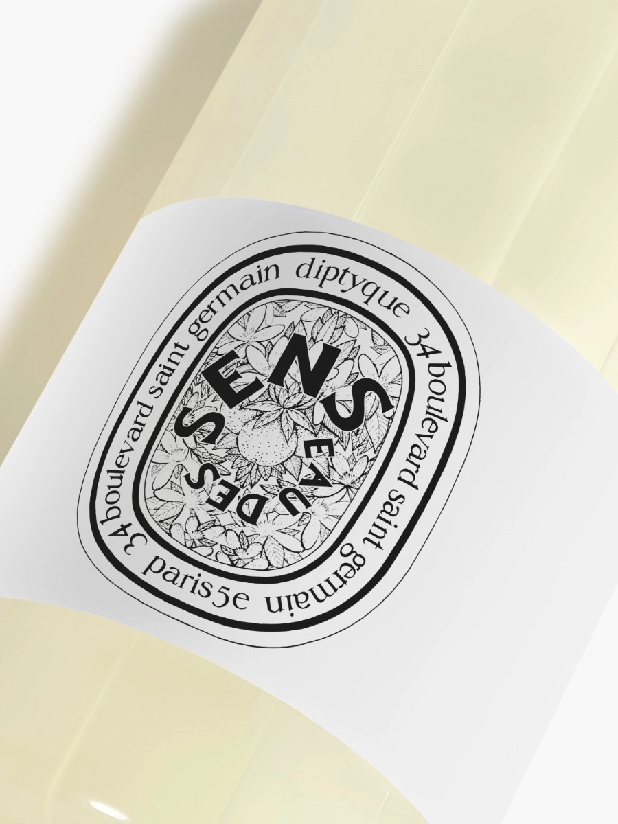 Eau des Sens - Perfumed cleansing body gel - gel-parfum-lavant-mains-et-corps-eau-des-sens_revamp-gestes-parfum_sensbgel2__rvb_bd_fond-gris_spec-ecom_2_diptyque.webp