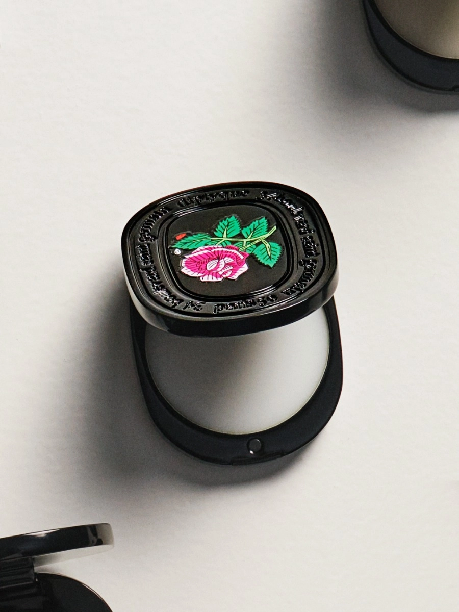 Eau Rose - Refillable Solid Perfume - parfums-solide_visuel_multi-produits_3_230_15_rvb_3x4_2025_x_2700px_vue-alt-pdp_rose_diptyque.webp