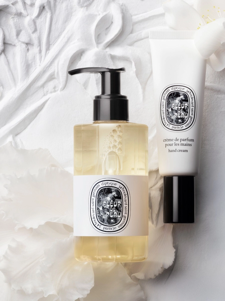Fleur de Peau - Perfumed cleansing body gel - fleur_de_peau_edt_2025_visuel_prioritaire_gamme_collection_jpeg_3x4_2025_x_2700px_vue-alt-pdp_diptyque.webp