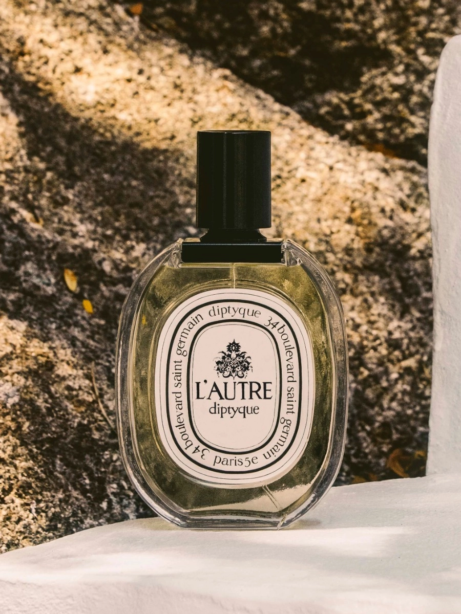 L'Autre - Eau de toilette - sardaigne_visuel_bougie_l-autre_2023_3x4_2025_x_2700px_vue-alt-pdp_diptyque.webp