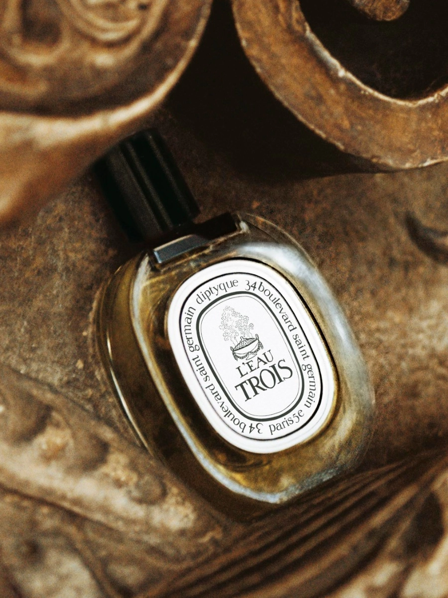 L'Eau Trois - Eau de toilette - venise_visuel_parfum_l-eau-trois_2023_3x4_2025_x_2700px_vue-alt-pdp_diptyque.webp