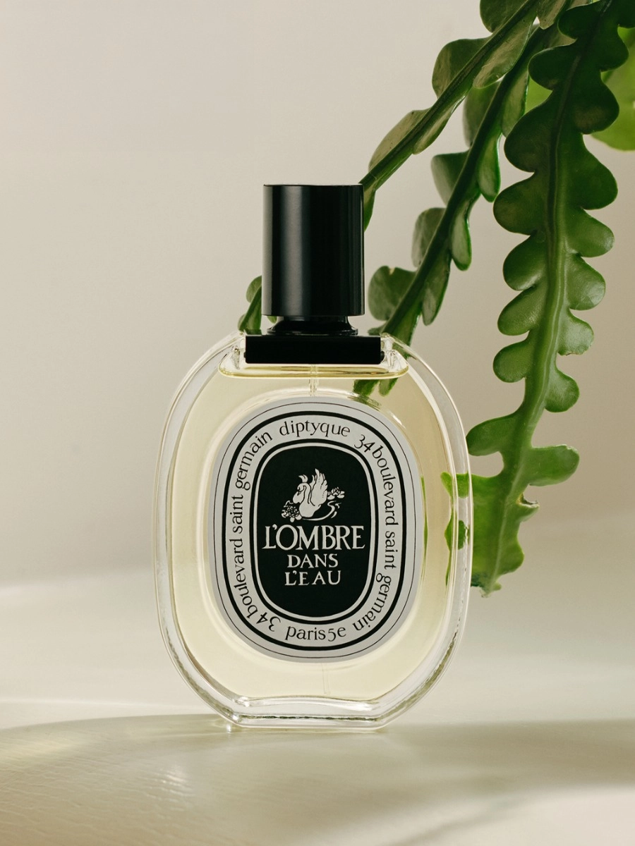 L'Ombre dans l'Eau - Eau de toilette - lifestyle_visuel_edt-l-ombre-dans-l-eau-100ml_indoors_2024_3x4_2025_x_2700px_vue-alt-pdp_rvb_hd_diptyque.webp