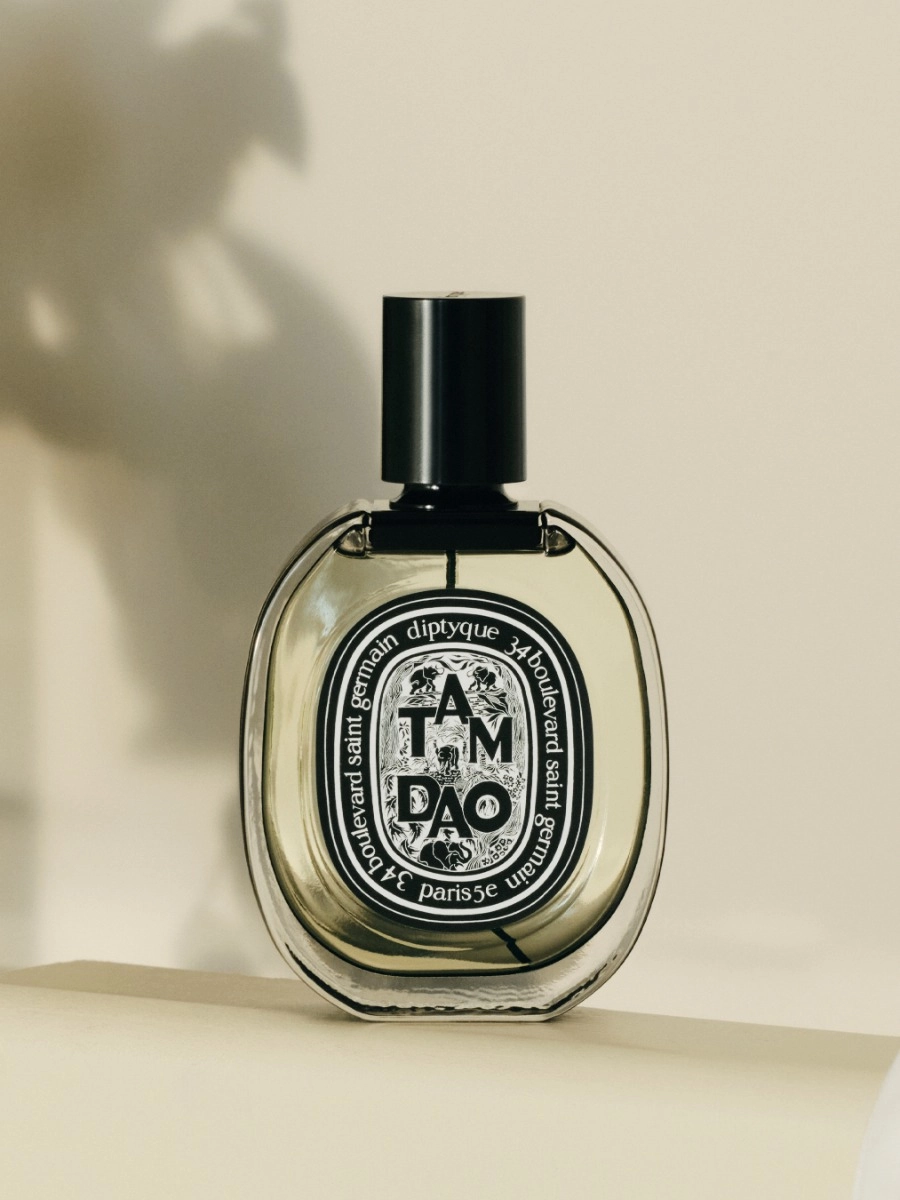 Tam Dao - Eau de parfum - lifestyle_visuel_edp-tam-dao-75ml_indoors_2024_3x4_2025_x_2700px_vue-alt-pdp_rvb_hd_diptyque.webp