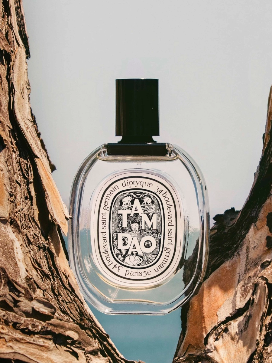 Tam Dao - Eau de toilette - sardaigne_visuel_bougie_tam-dao_2023_3x4_2025_x_2700px_vue-alt-pdp_diptyque.webp